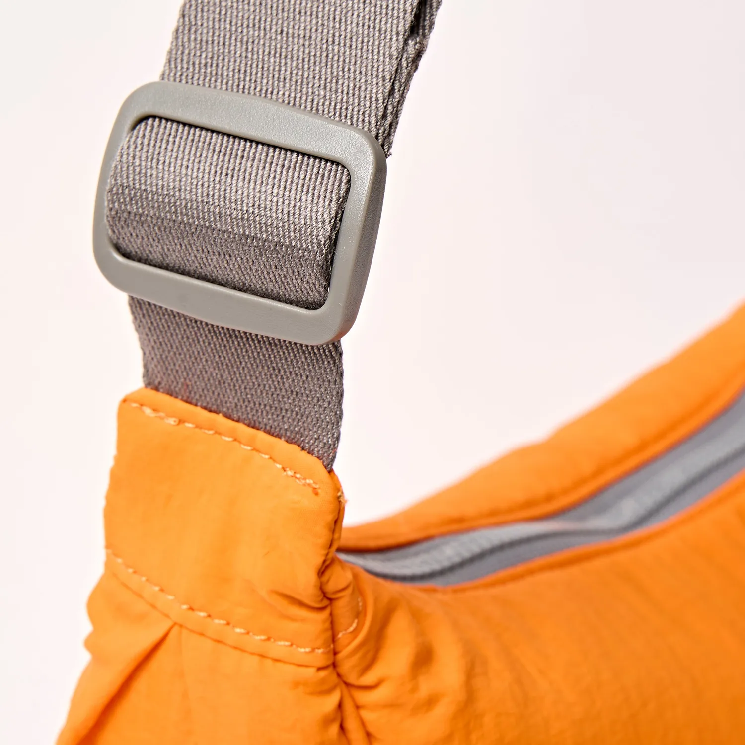 Roka London Farringdon skuldertaske jaffa orange small