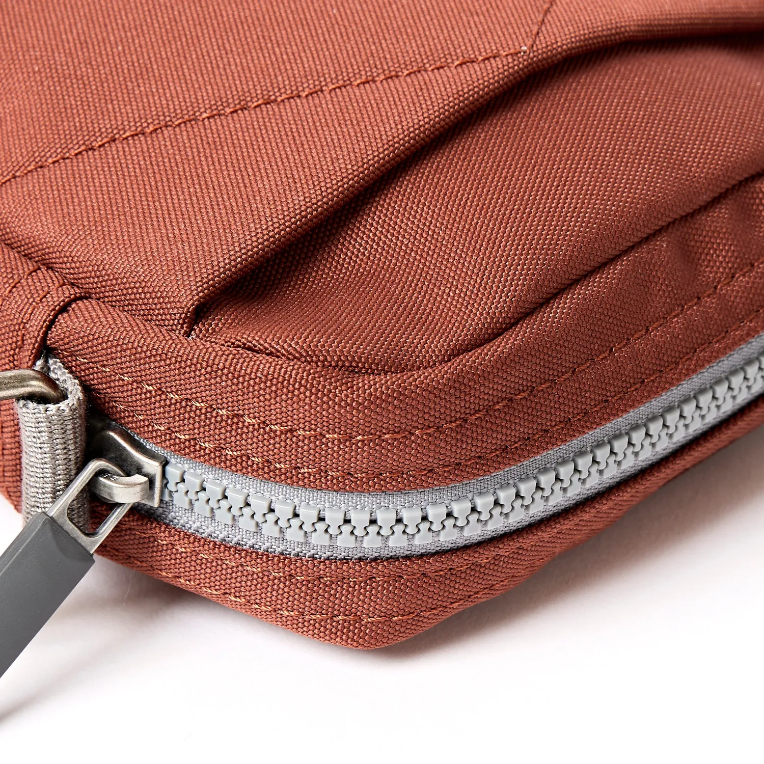 Roka London Bond crossbody taske Henna Small vandafvisende