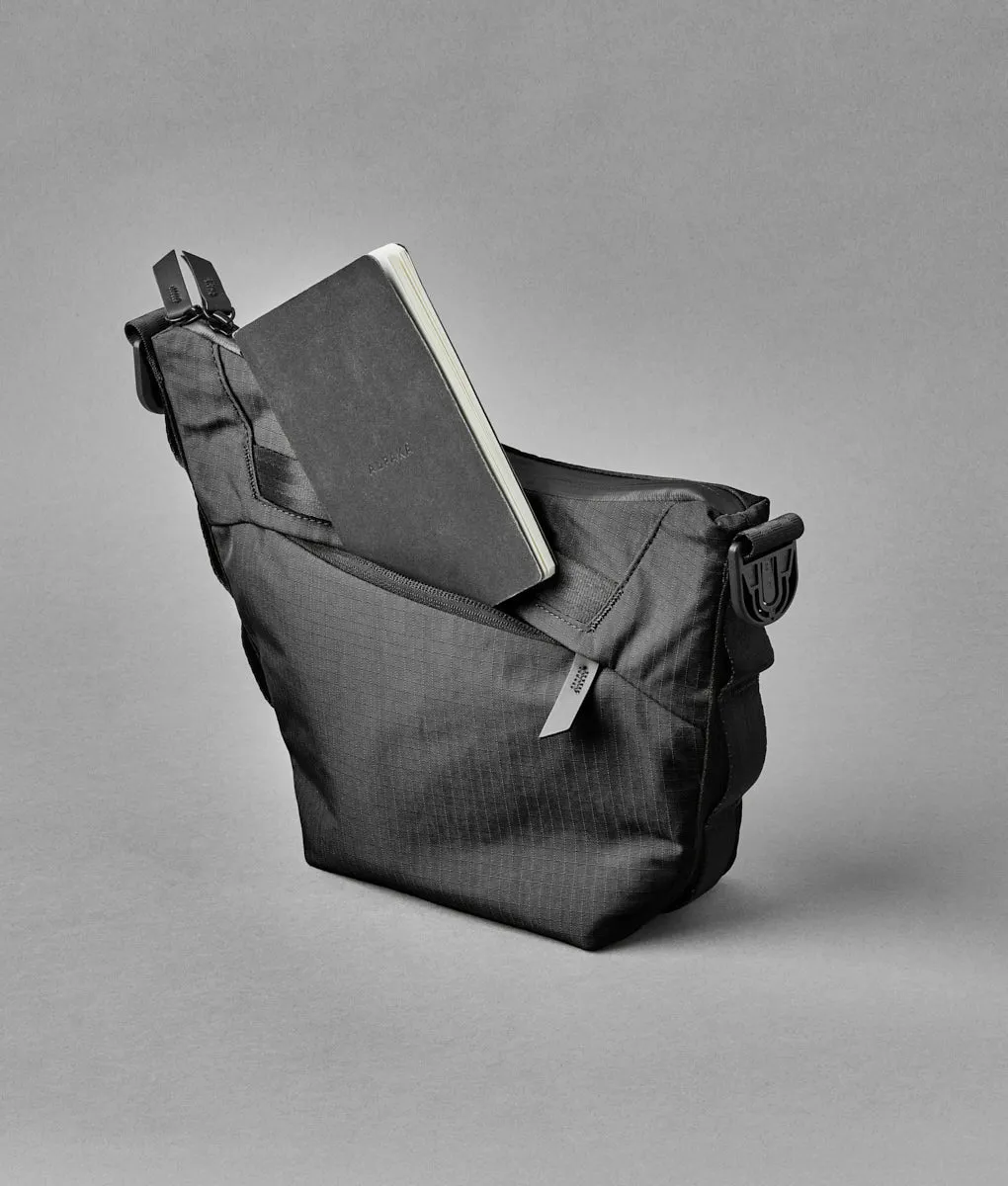Alpaka Flow Satchel 2L skuldertaske sort kompakt
