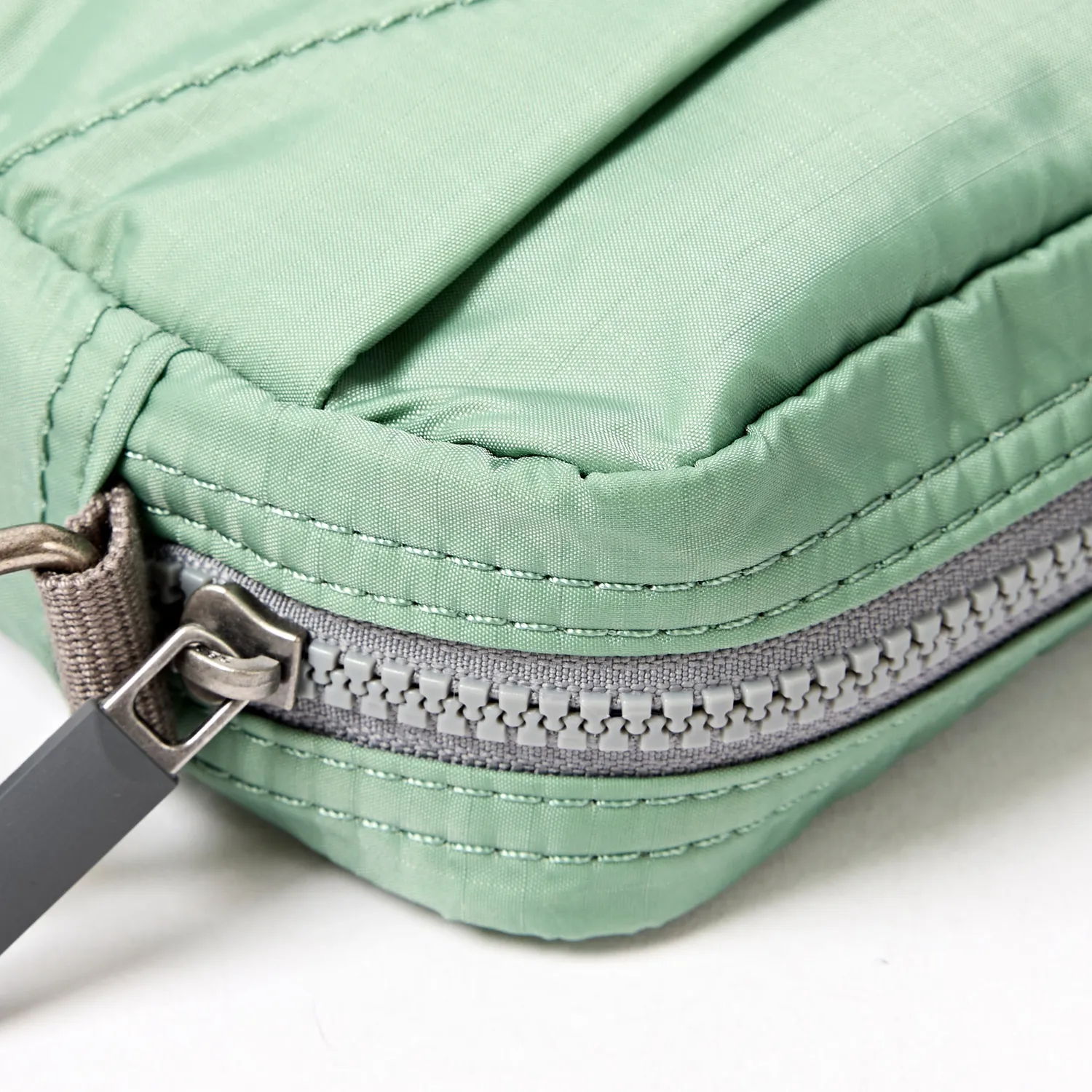 Roka London Bond Small crossbody taske frost 1,5 liter
