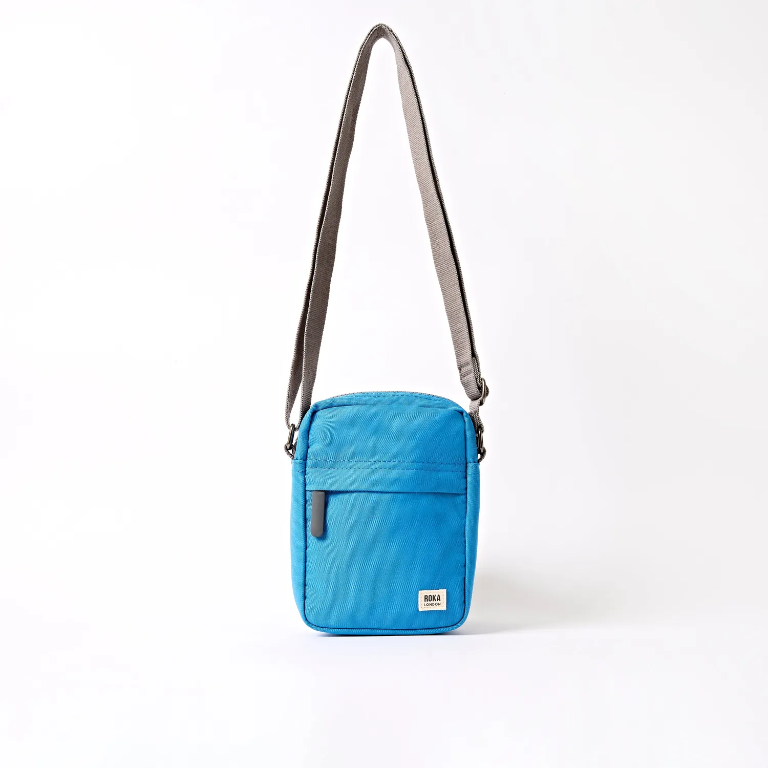 Roka London Bond crossbody Malibu Blue small 1,5 liter foret lomme