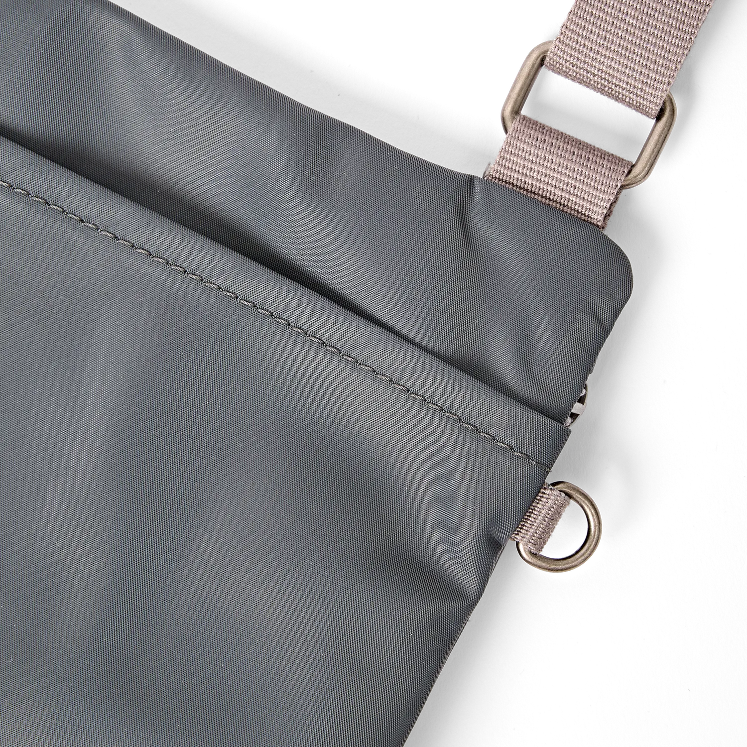 Roka London Chelsea B Medium crossbody Beluga 0,6 liter