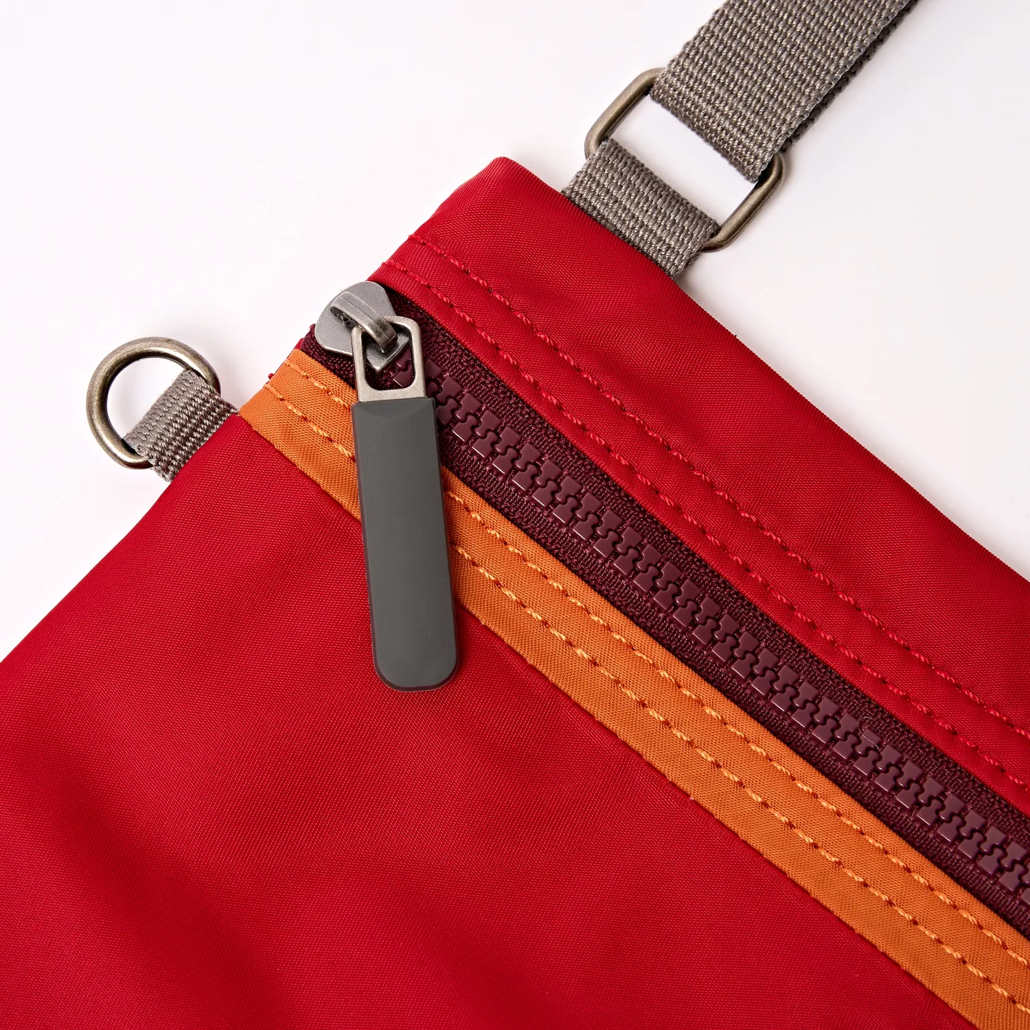 Roka London Chelsea XS sling taske cranberry stripe 0,3 liter
