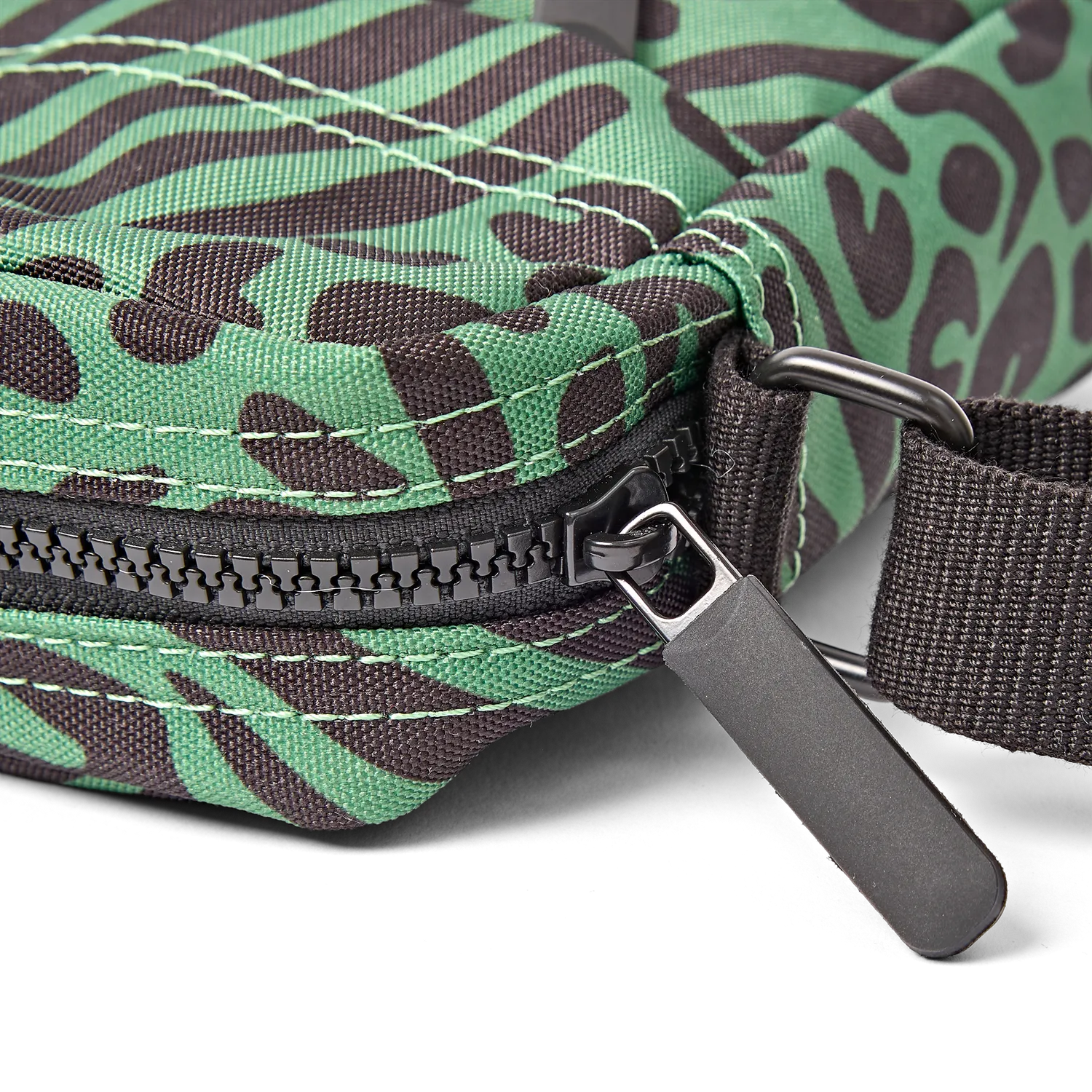 Roka London Bond Pocket crossbody taske Small mixed animal vandafvisende