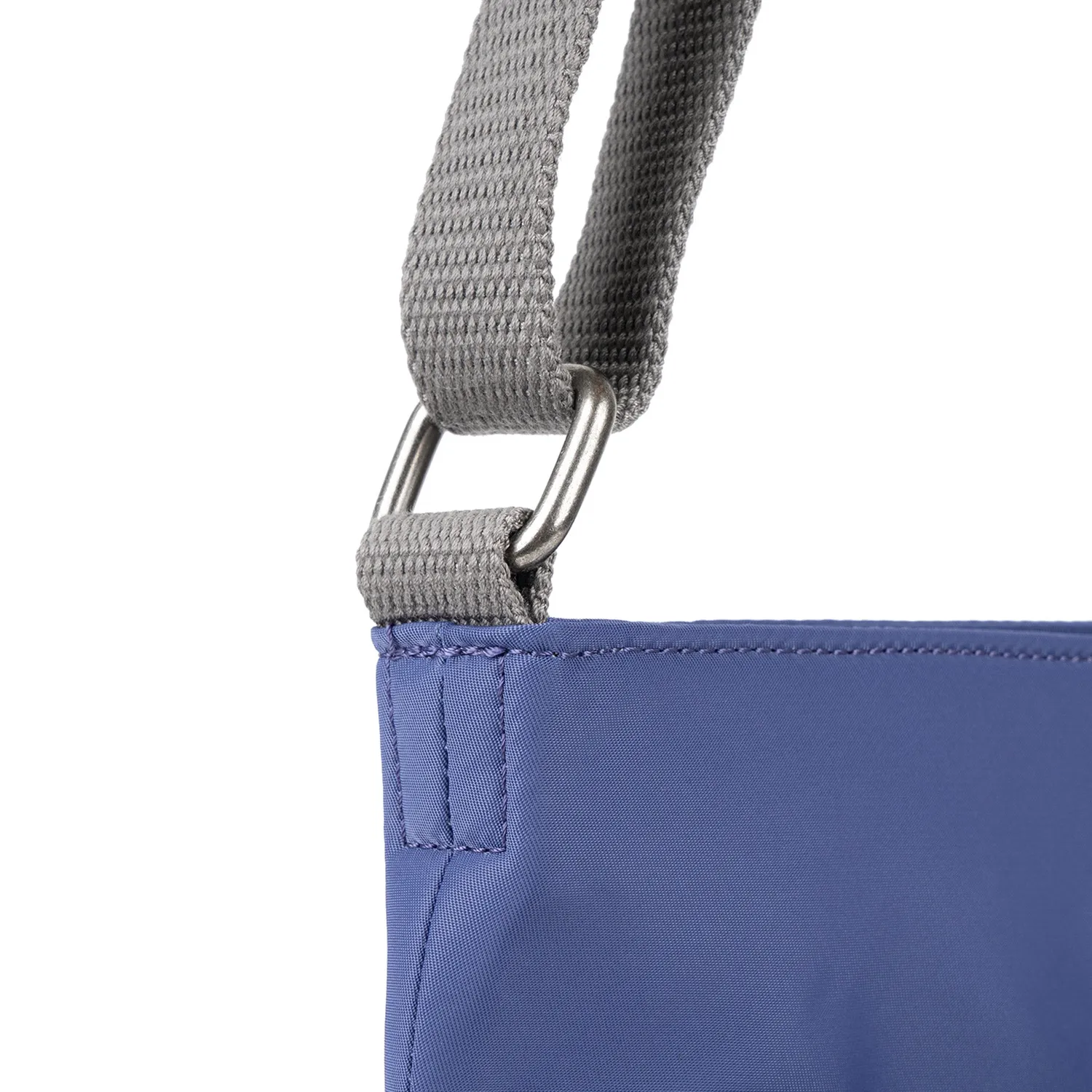 Roka London Kennington crossbody taske indigo 2,7 liter medium
