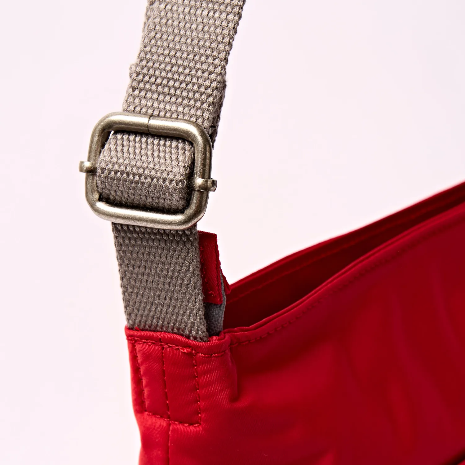 Roka London Kennington crossbodytaske Cranberry Stripe 2,7 liter