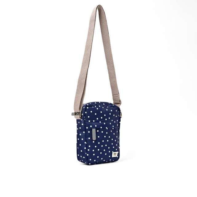 Roka London Bond Pocket crossbody taske Small navy polka dot vandafvisende