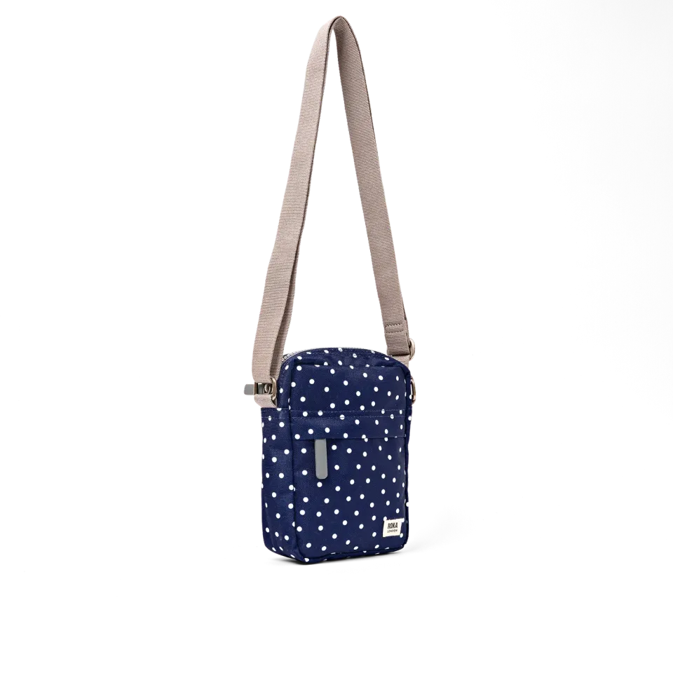 Roka London Bond Pocket crossbody taske Small navy polka dot vandafvisende