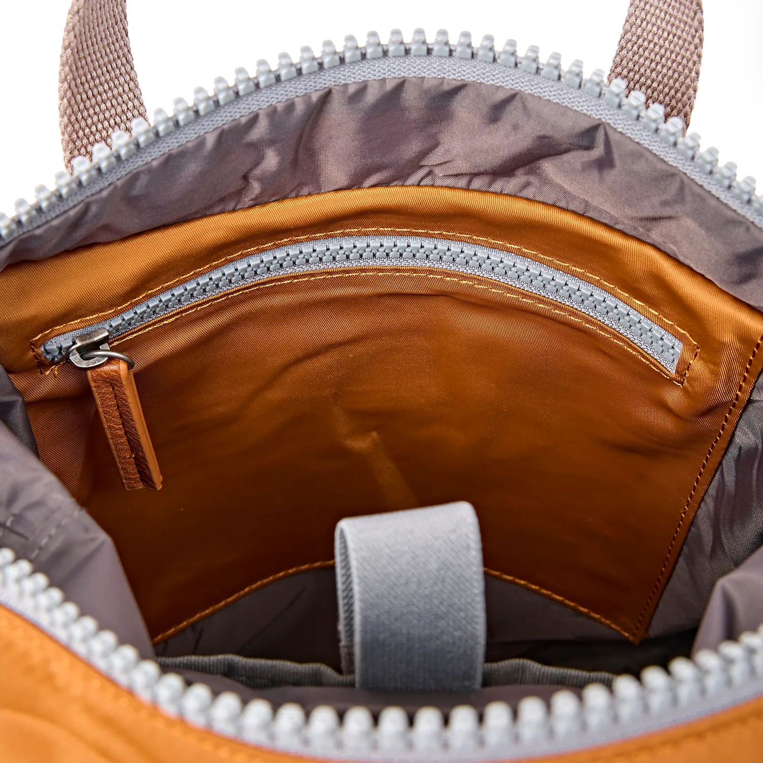 Roka London Canfield roll top rygsæk Biscuit vandafvisende