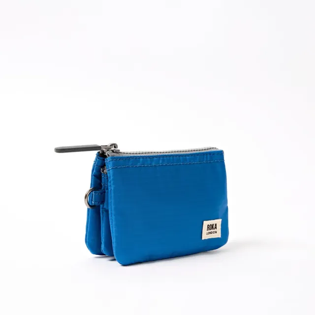 Roka London Carnaby Small pung Malibu Blue med lynlås