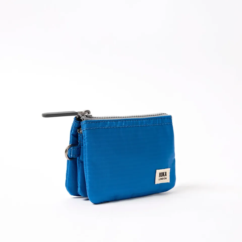 Roka London Carnaby Small pung Malibu Blue med lynlås
