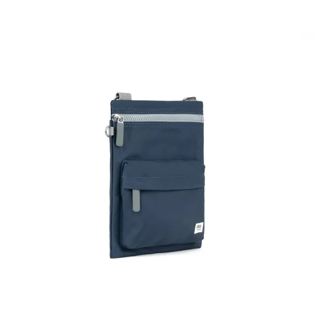 Roka London Chelsea B crossbody taske Midnight Medium vejrbestandig