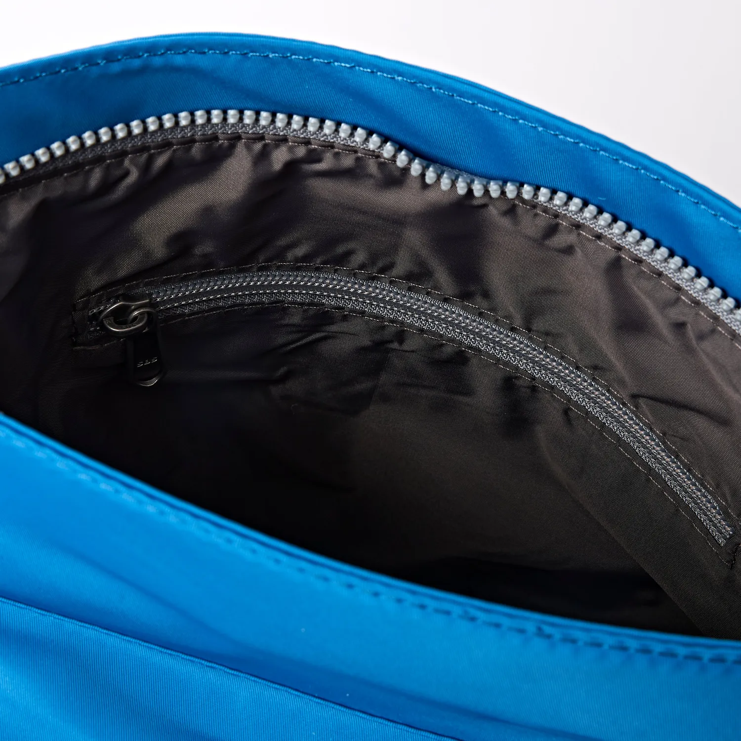 Roka London Kennington crossbody taske Malibu Blue Medium