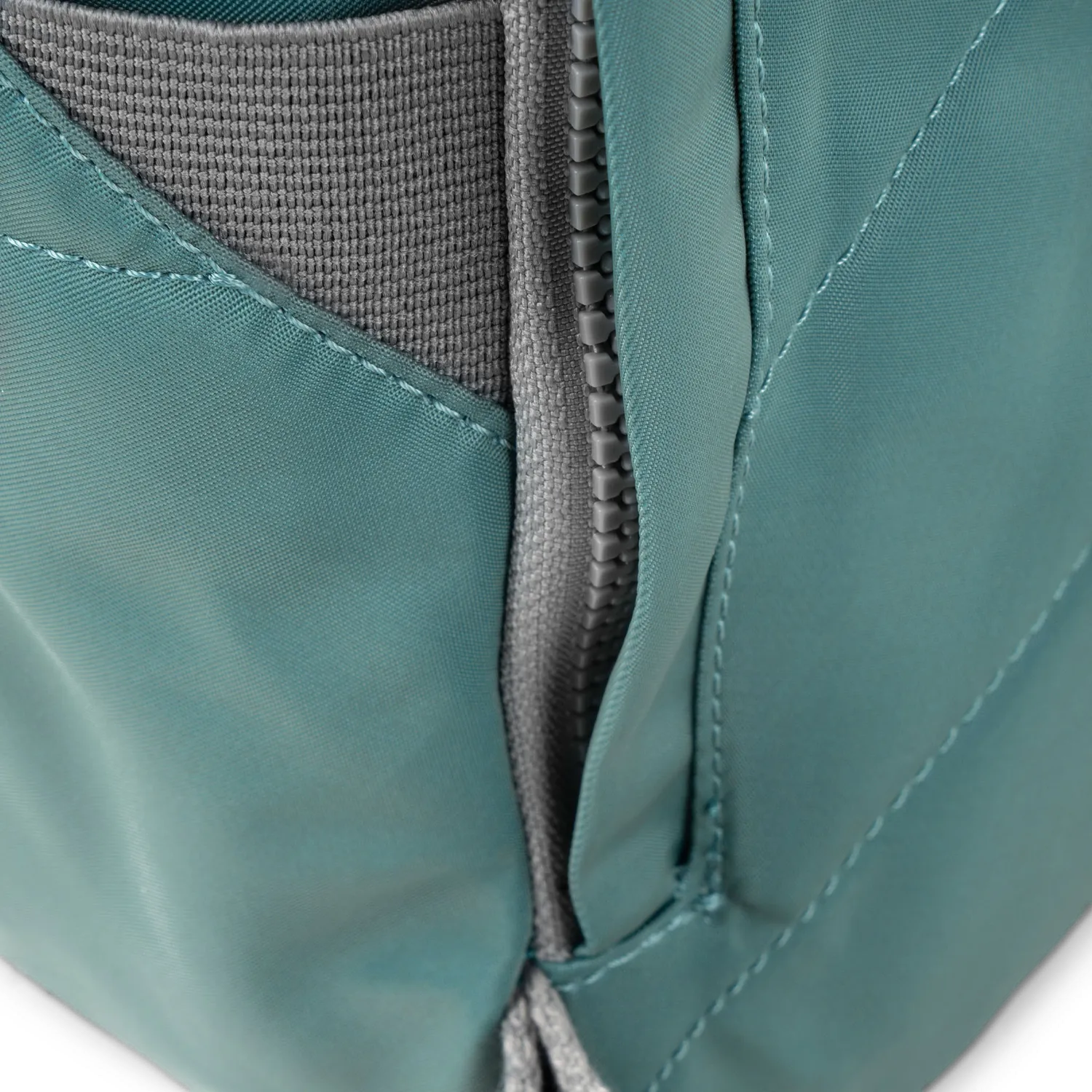 Roka London Canfield rygsæk Medium Sage roll-top 16,4 liter