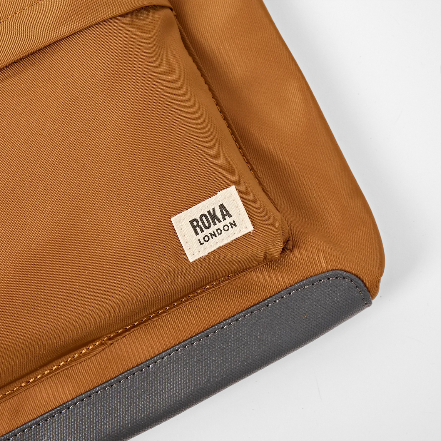 Roka London Kennington crossbody taske Biscuit struktureret