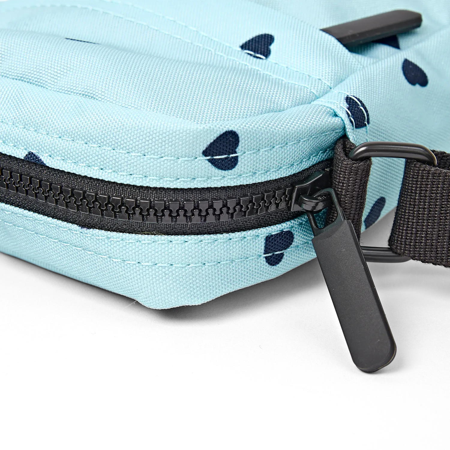 Roka London Bond Pocket crossbody taske Heart Print Small vandafvisende