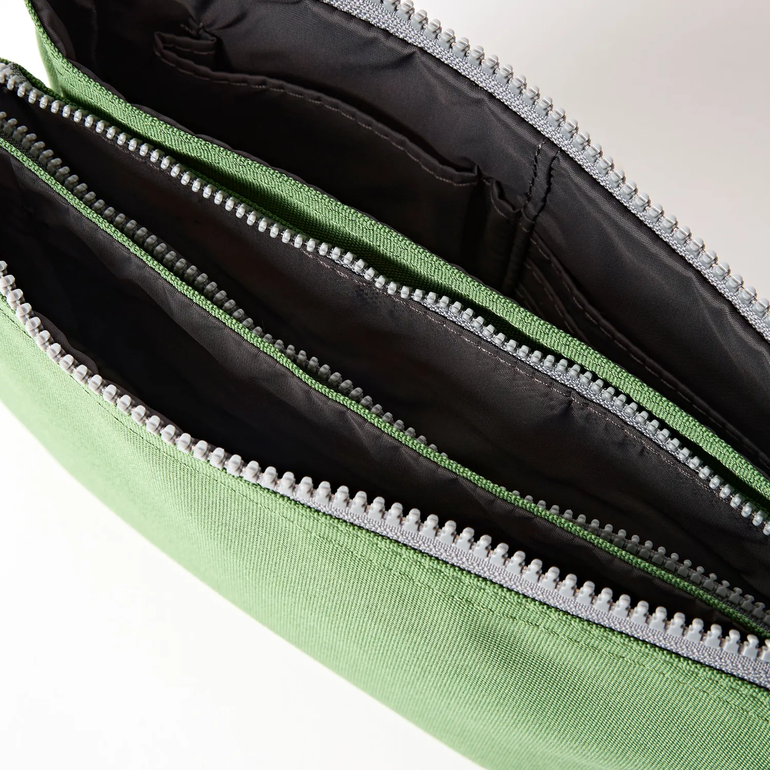 Roka London Carnaby XL crossbody taske Artichoke grøn