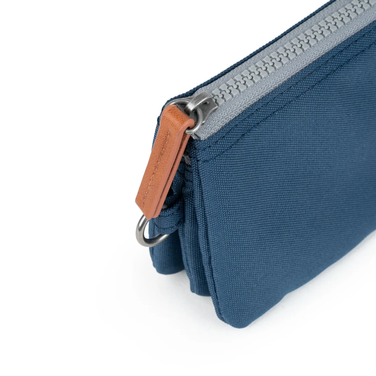 Roka London Carnaby Deep Blue pung Small blå