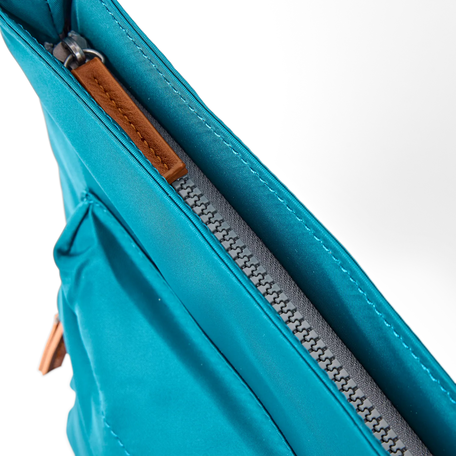 Roka London Kennington Crossbody taske North Sea genbrug