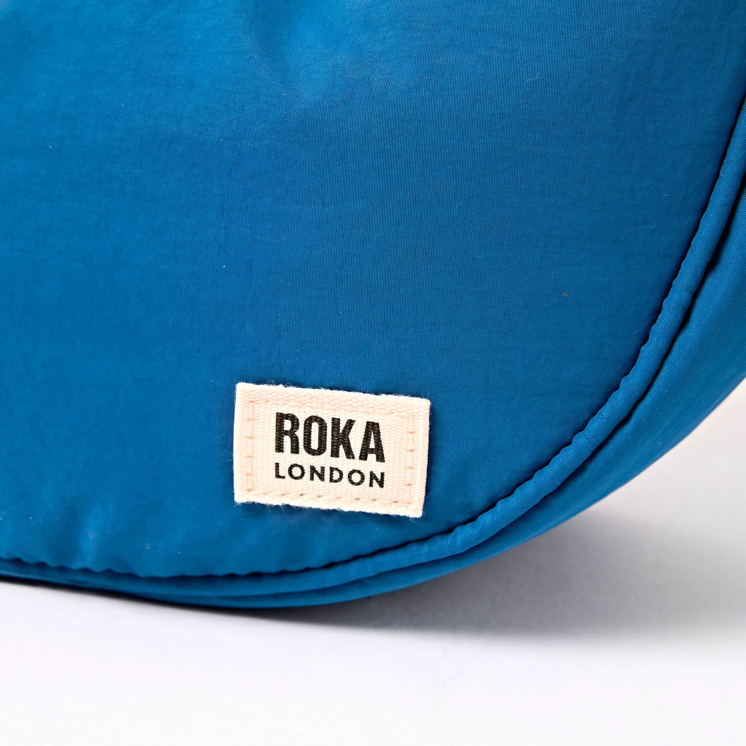 Roka London Farringdon Half Moon taske Small blå puffy