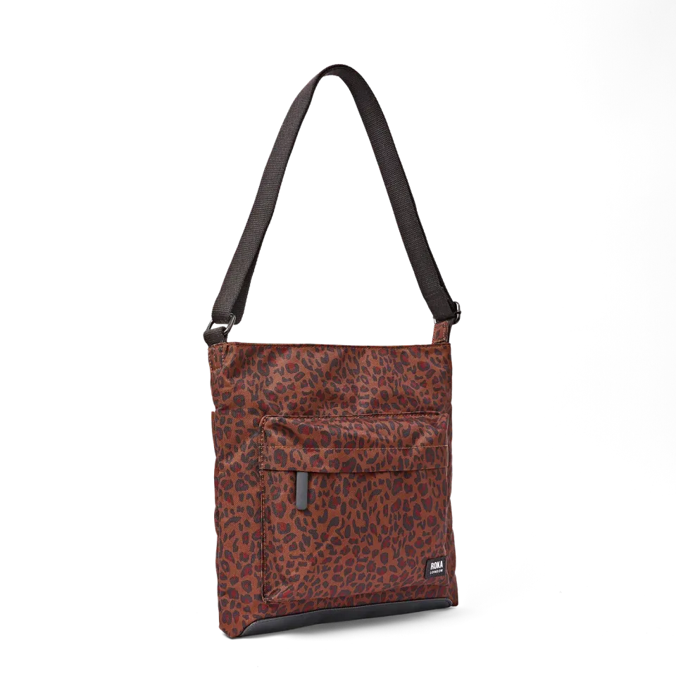 Roka London Kennington Crossbody skuldertaske Corn Mini Leopard Medium