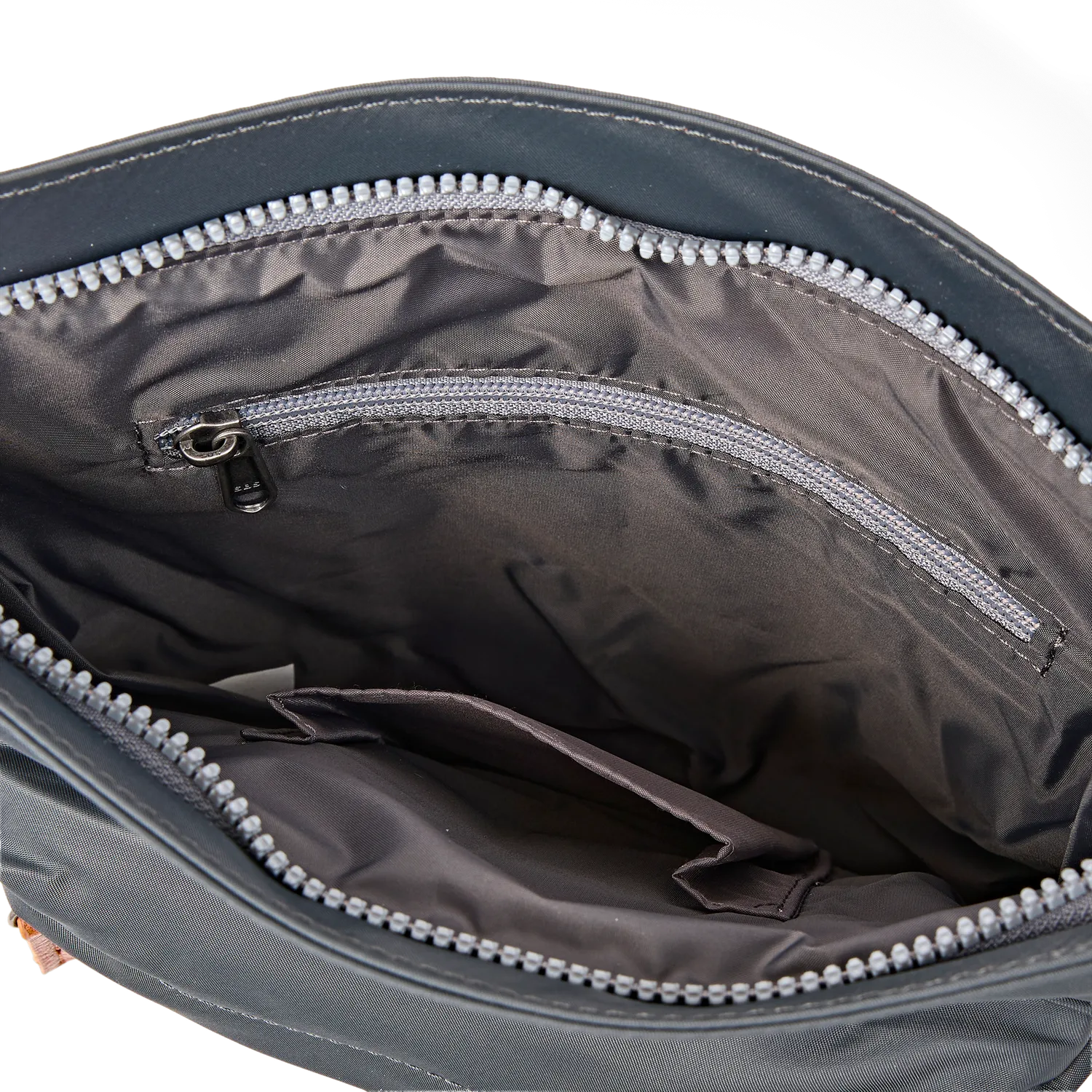 Roka London Kennington crossbody taske medium beluga struktur