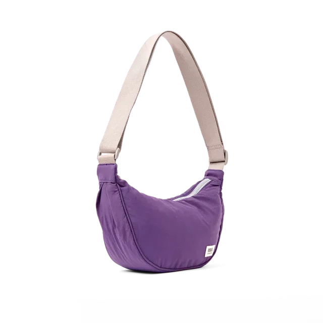 Roka London Farringdon Gothic Grape halvmåne taske Small 4,2L