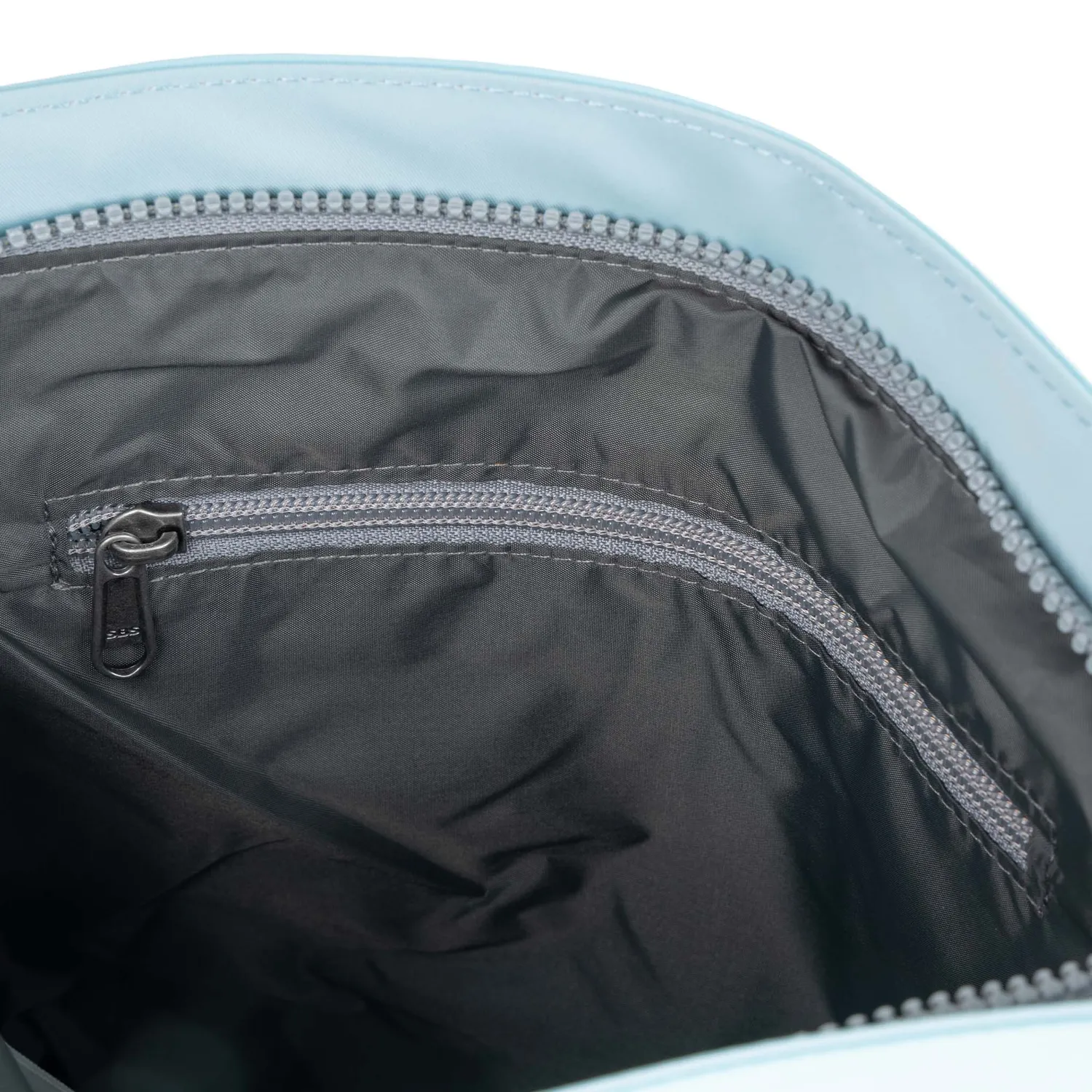Roka London Kennington crossbody taske Canal 2,7 liter justerbar