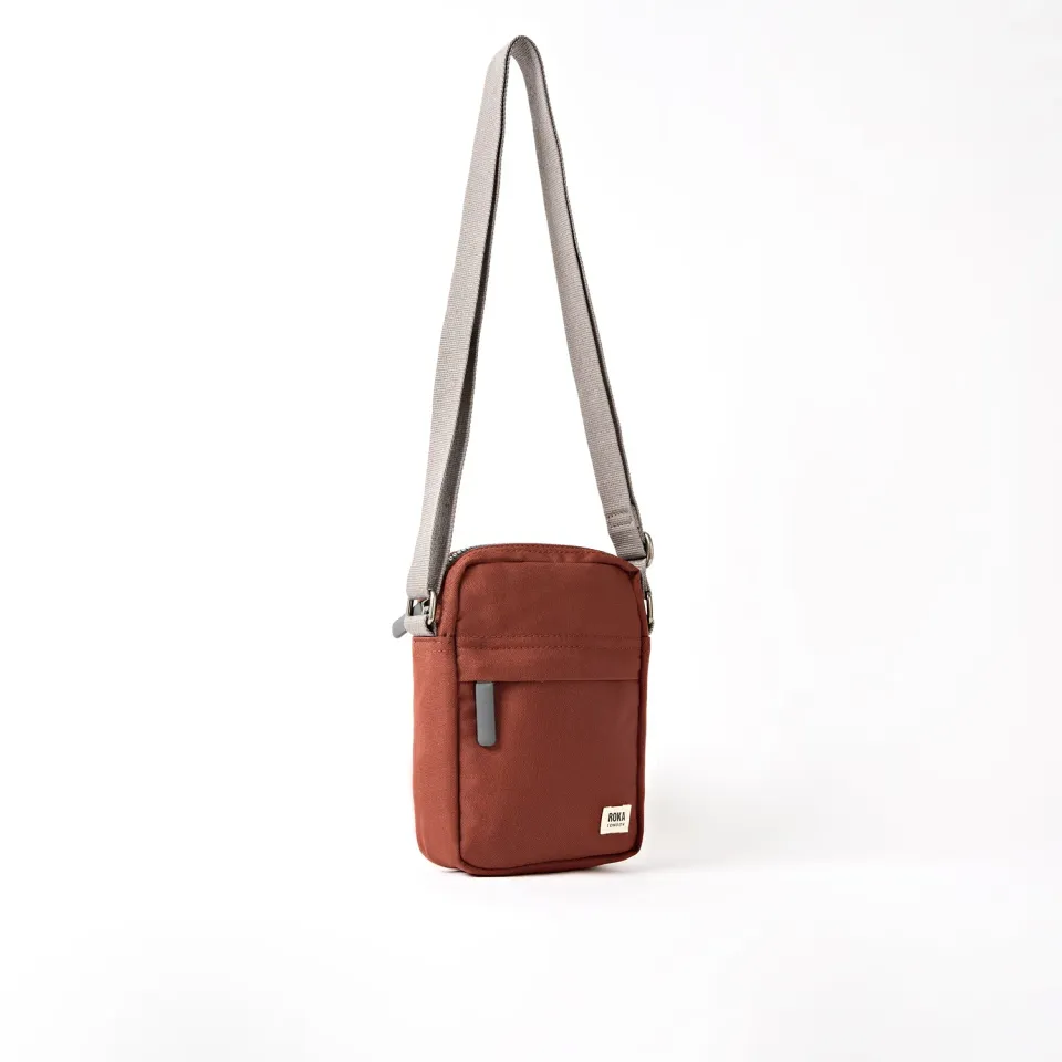 Roka London Bond crossbody taske Henna Small vandafvisende