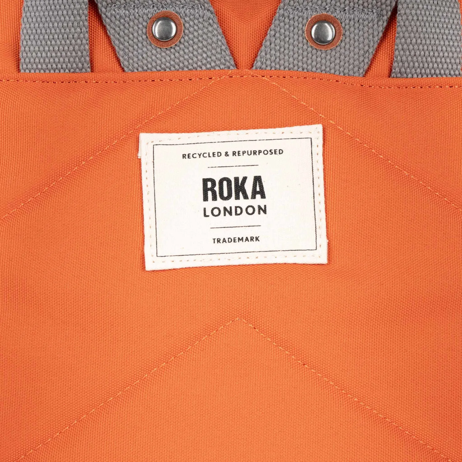 Roka London Waterhouse Multipocket rygsæk Atomic Orange Medium 15 liter
