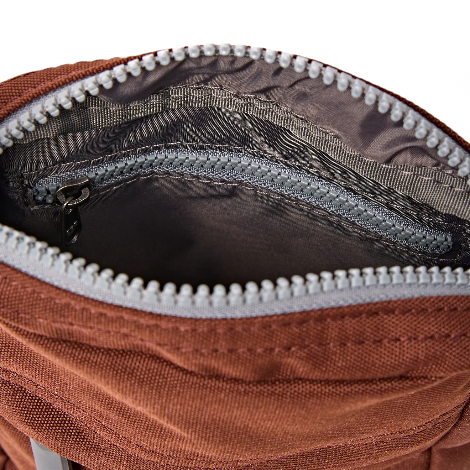 Roka London Bond Pocket crossbody taske Chocolate Small vejrafvisende