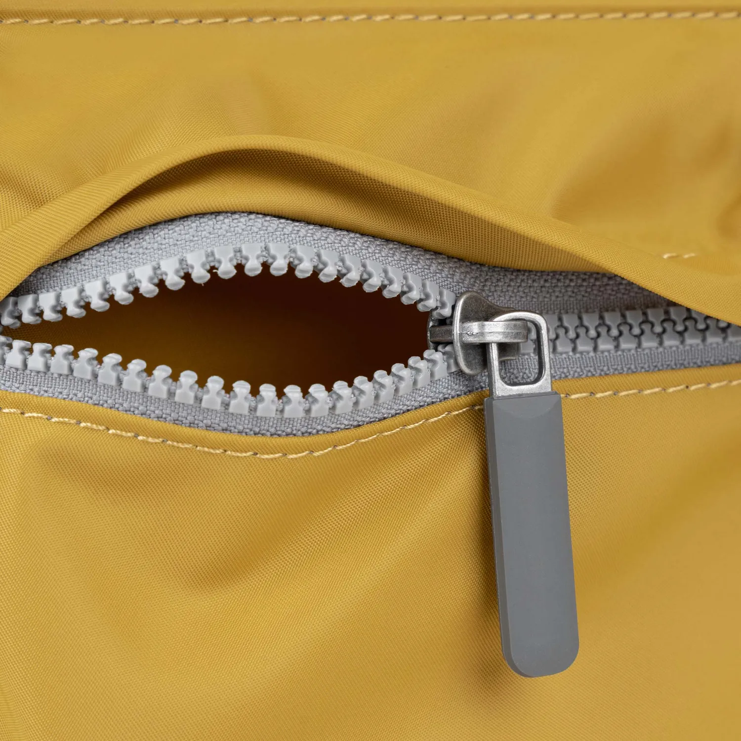 Roka London Moorgate messenger taske Corn Medium