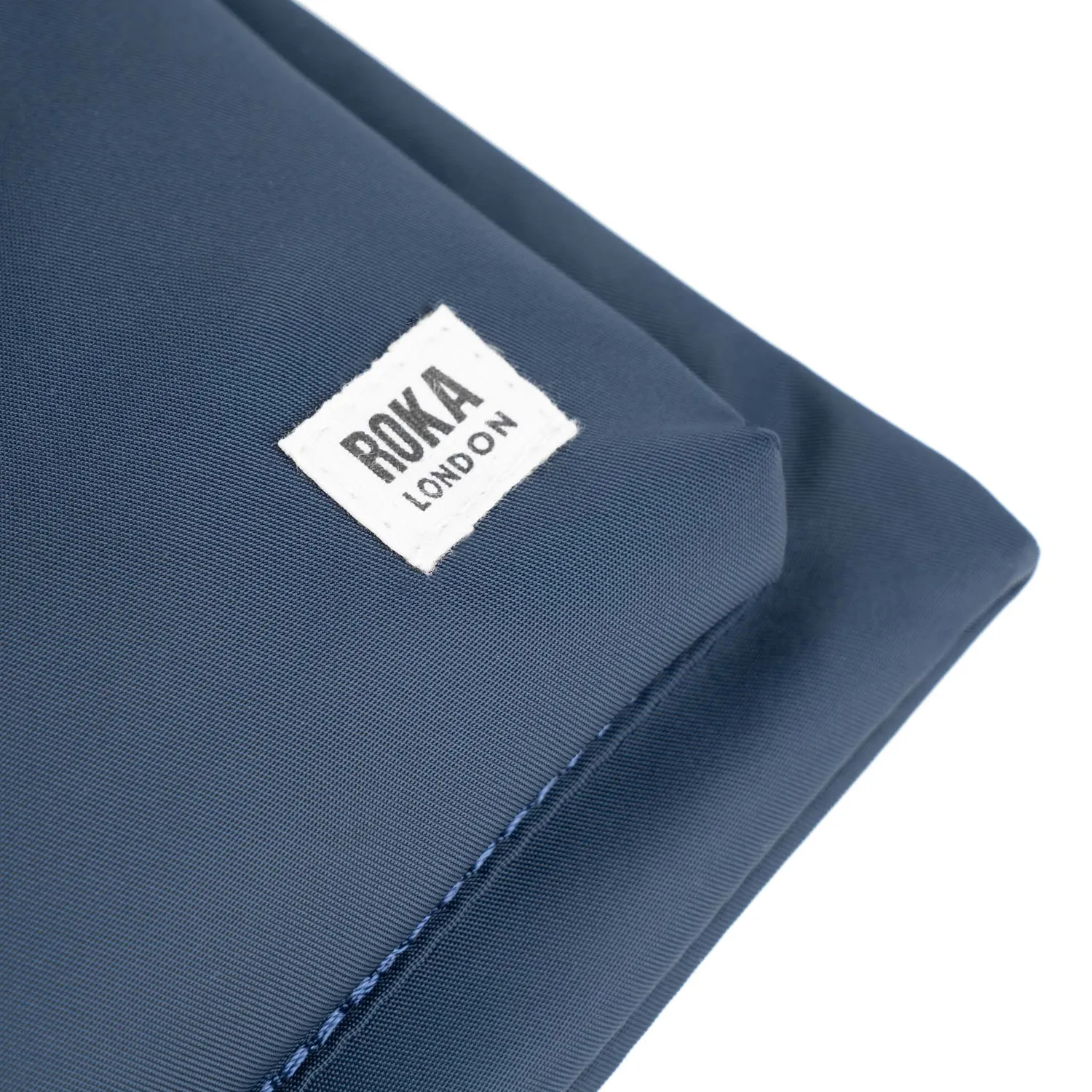 Roka London Chelsea B crossbody taske Midnight Medium vejrbestandig