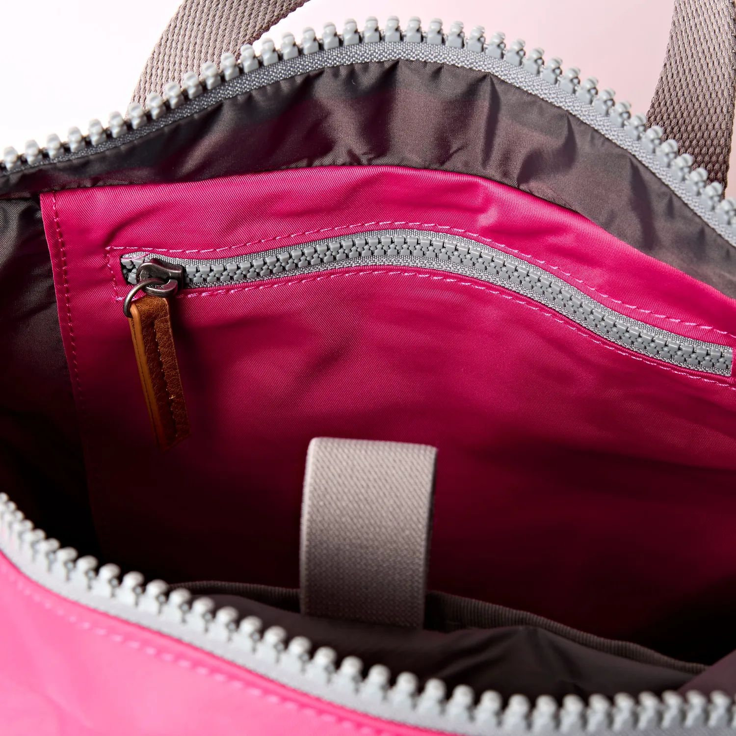 Roka London Canfield Roll Top rygsæk Granita Red vegansk