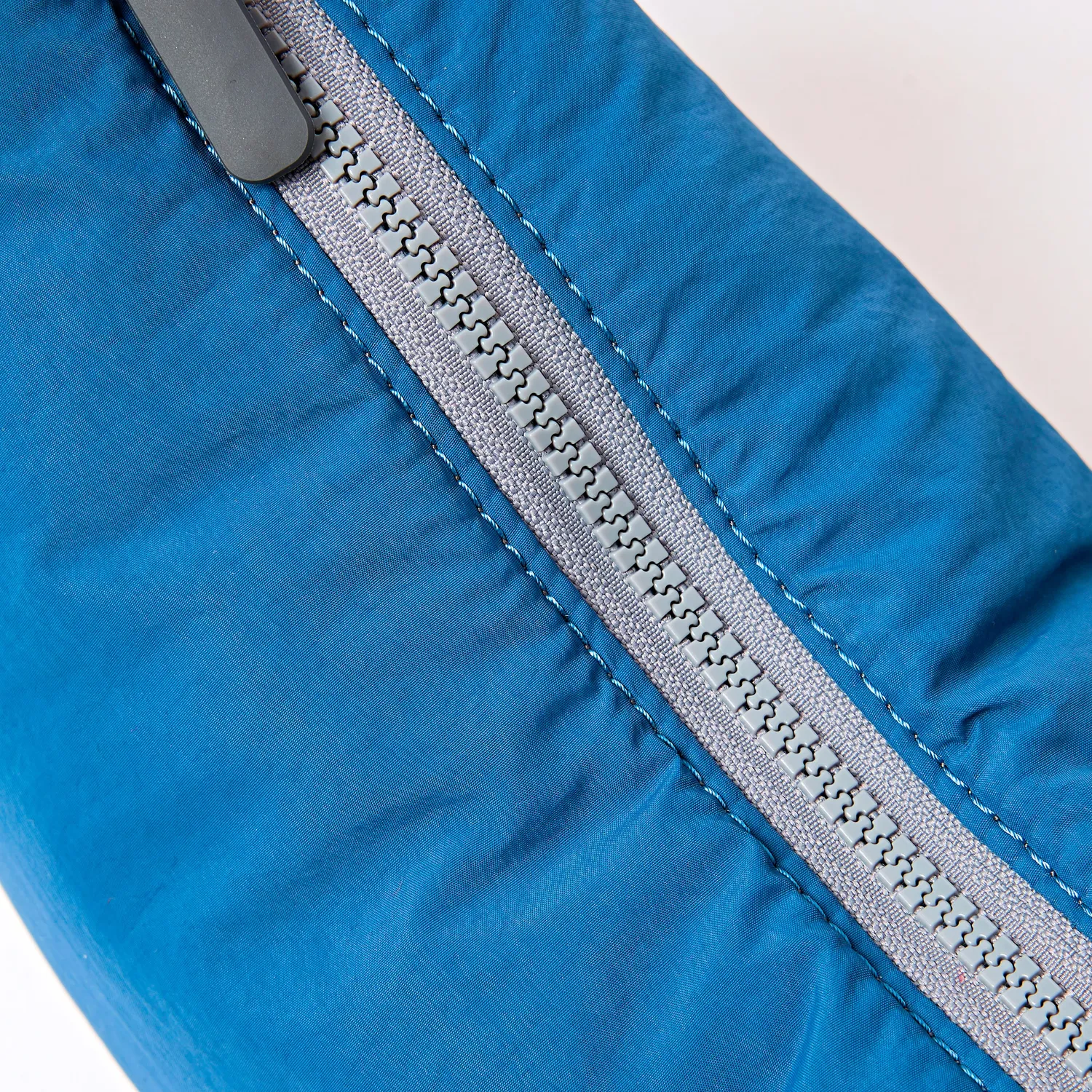 Roka London Farringdon Half Moon taske Small blå puffy