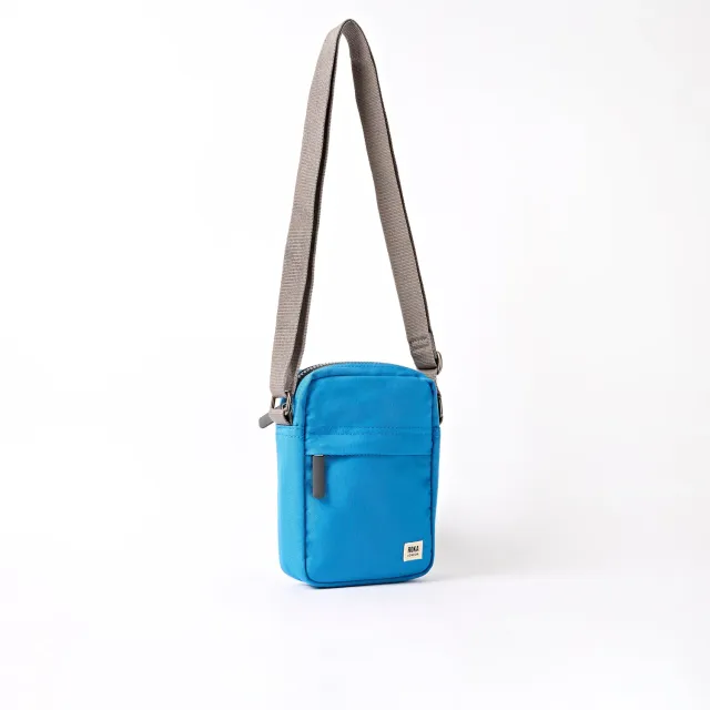 Roka London Bond crossbody Malibu Blue small 1,5 liter foret lomme