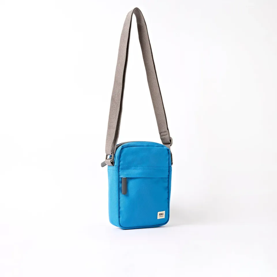 Roka London Bond crossbody Malibu Blue small 1,5 liter foret lomme