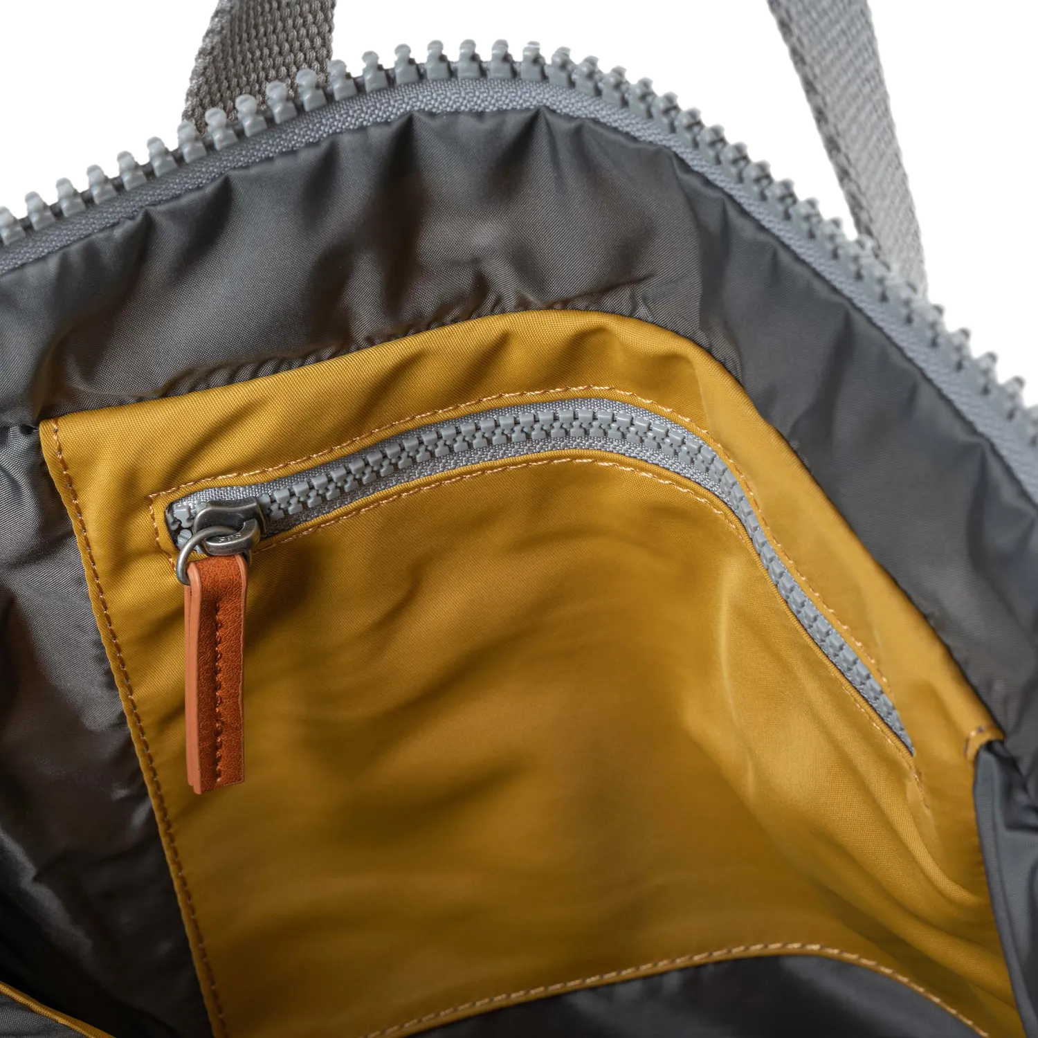 Roka London Bayswater rygsæk Corn medium 14,6 liter paraplylomme