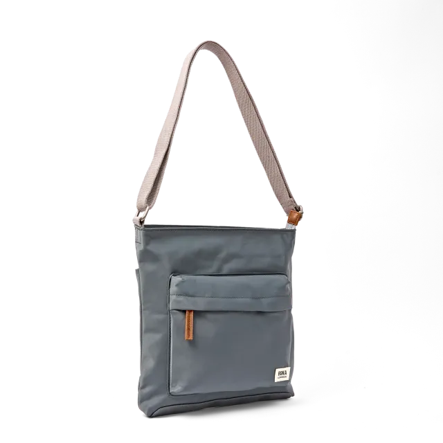Roka London Kennington crossbody taske medium beluga struktur