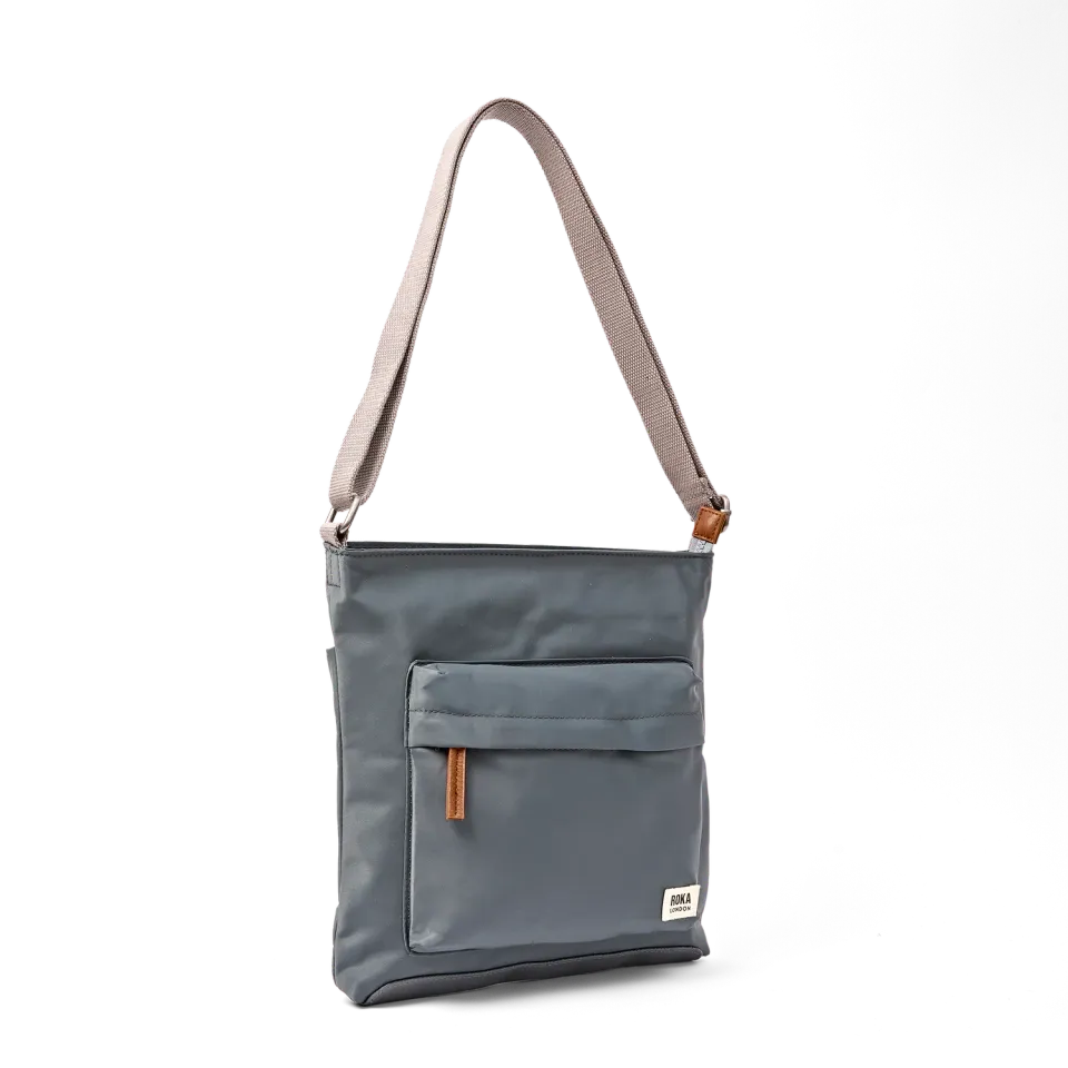 Roka London Kennington crossbody taske medium beluga struktur