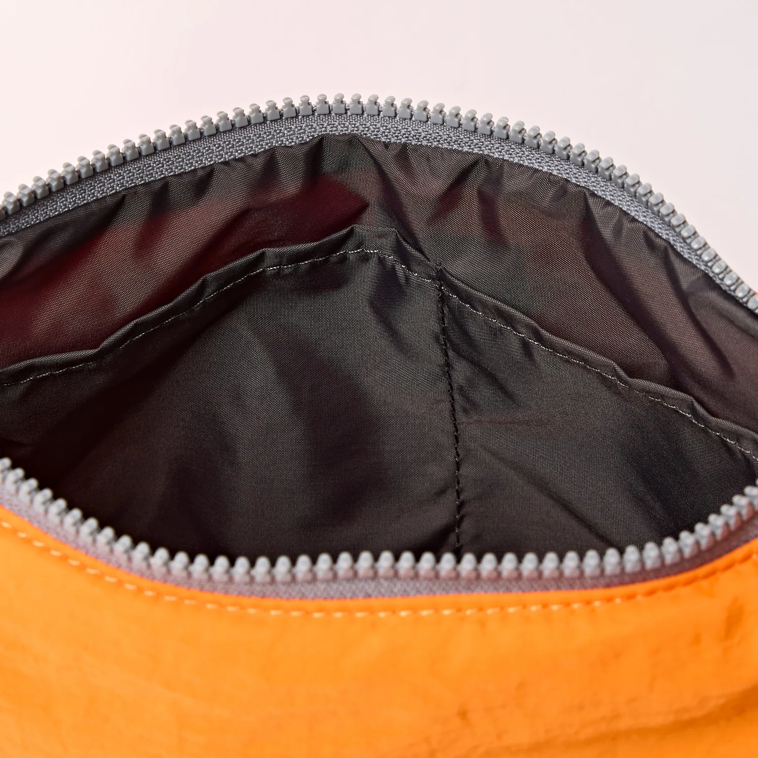 Roka London Farringdon skuldertaske jaffa orange small