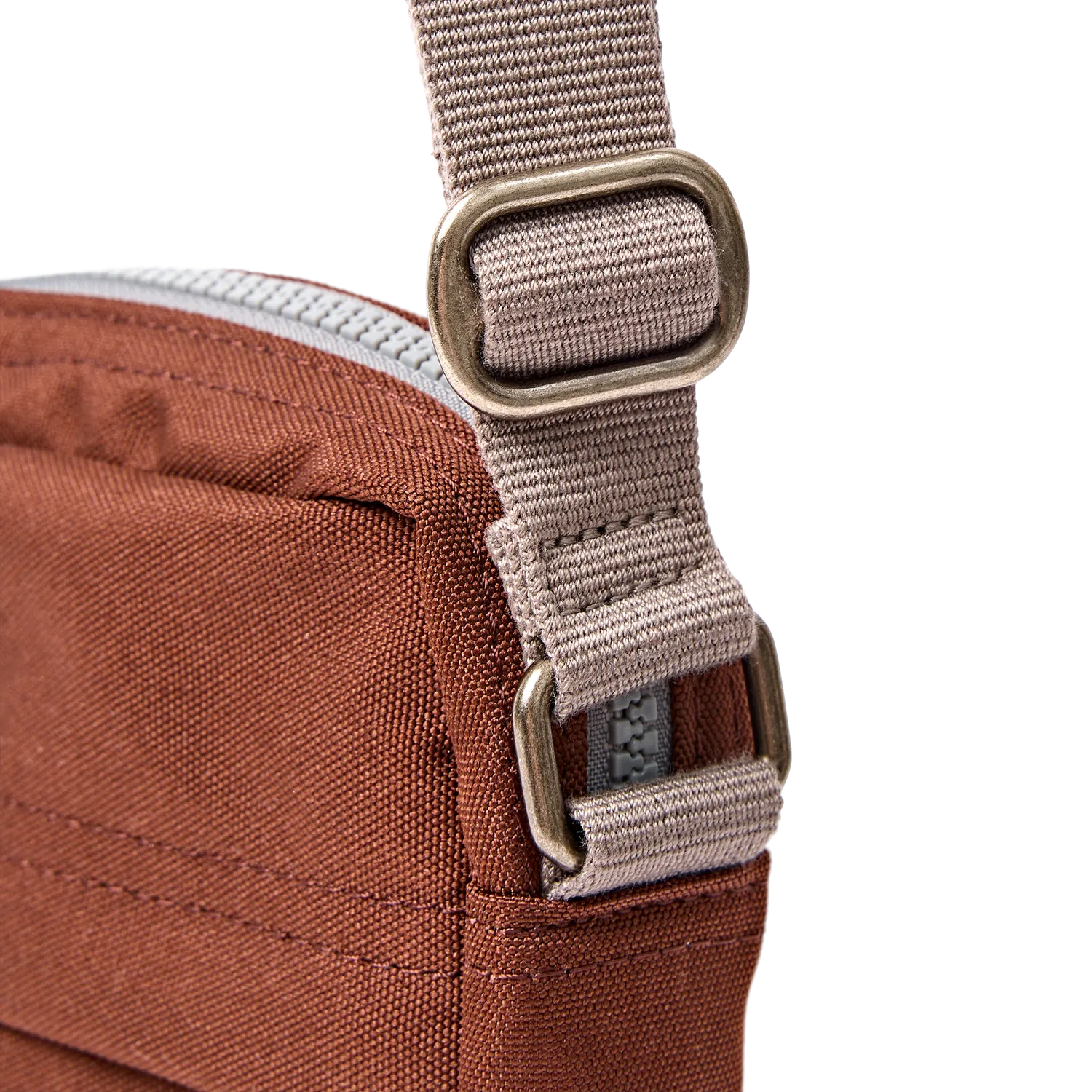 Roka London Bond Pocket crossbody taske Chocolate Small vejrafvisende