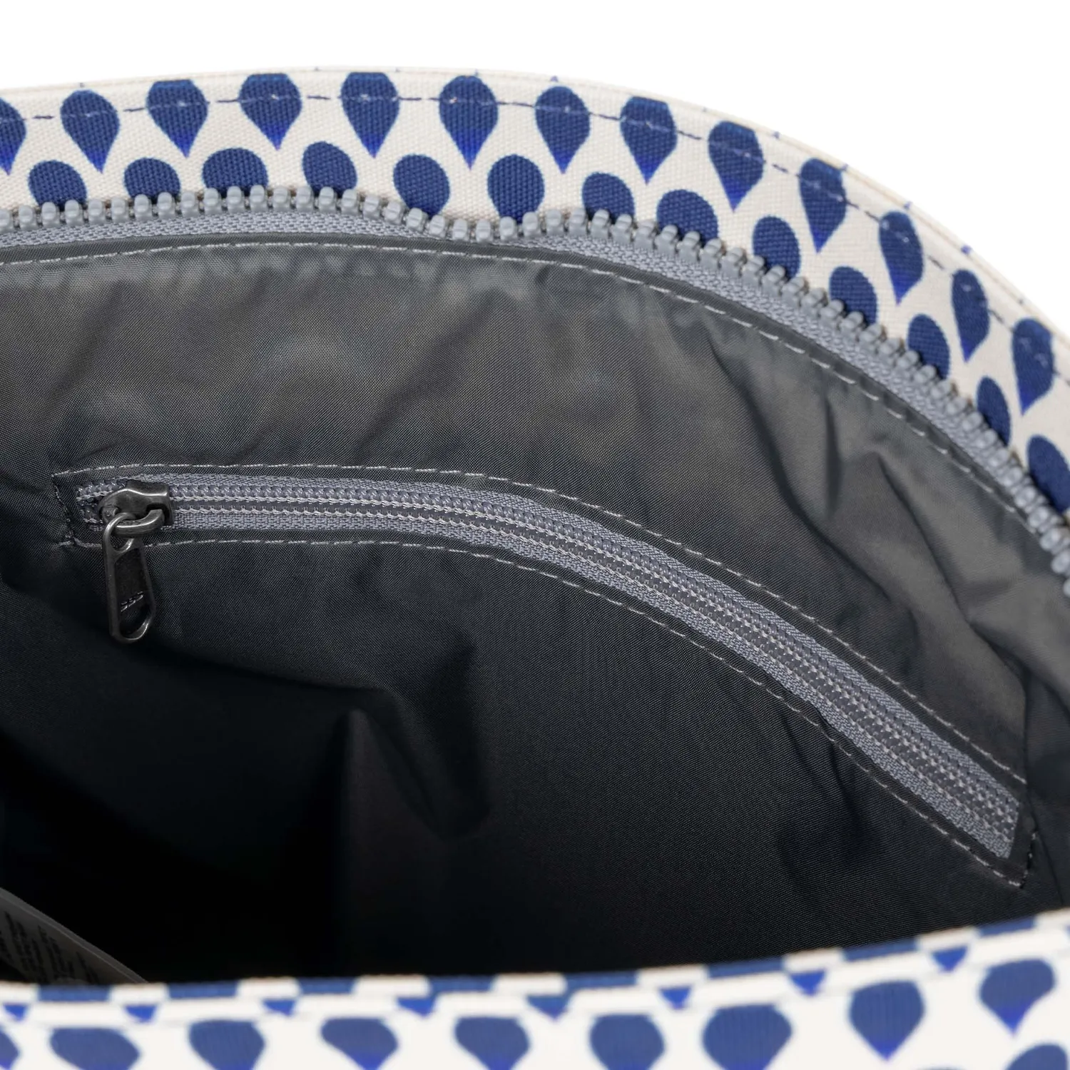 Roka London Kennington crossbody Denim Rain Medium vandafvisende