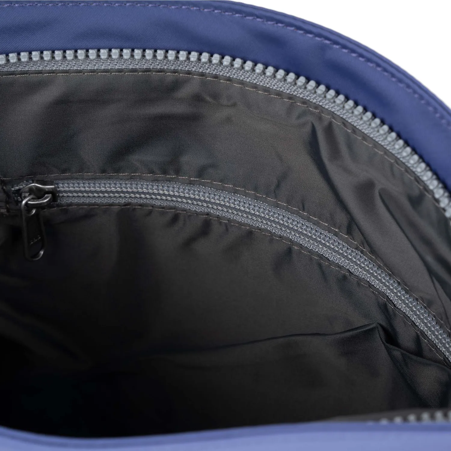 Roka London Kennington crossbody taske indigo 2,7 liter medium