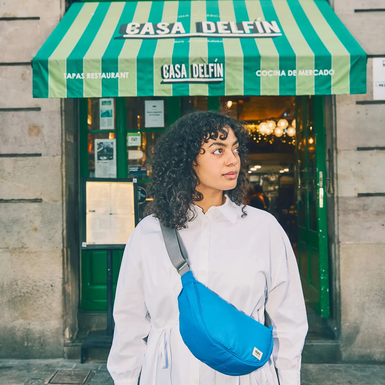 Roka London Farringdon Half Moon taske Small blå puffy