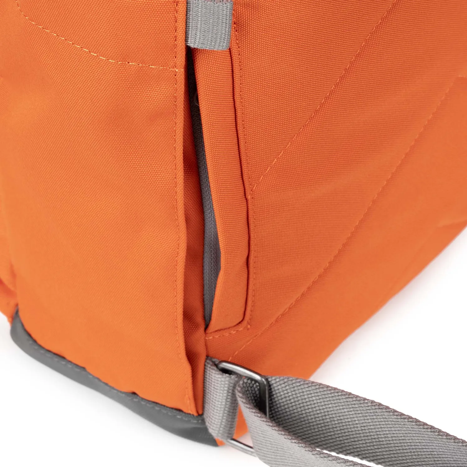 Roka London Waterhouse Multipocket rygsæk Atomic Orange Medium 15 liter