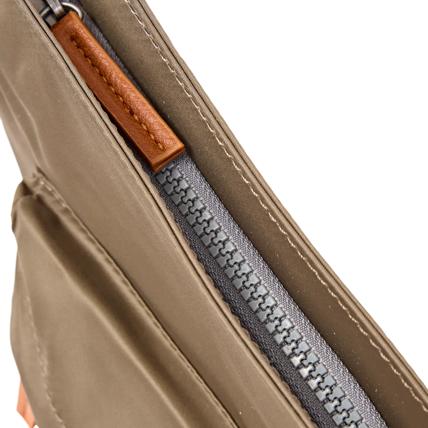 Roka London Kennington crossbody taske Medium army vejrbestandig
