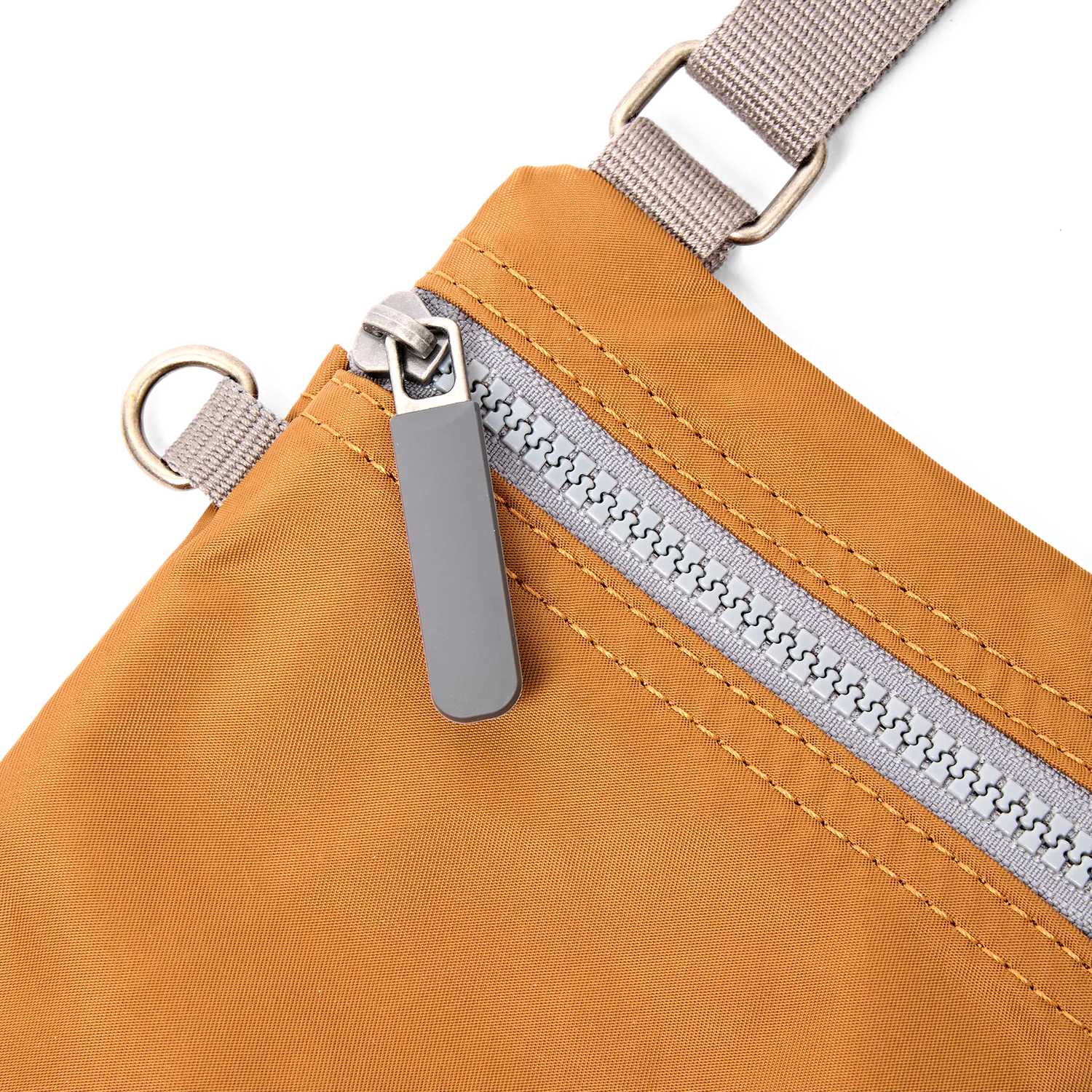Roka London Chelsea crossbody taske biscuit XS 0,3 liter