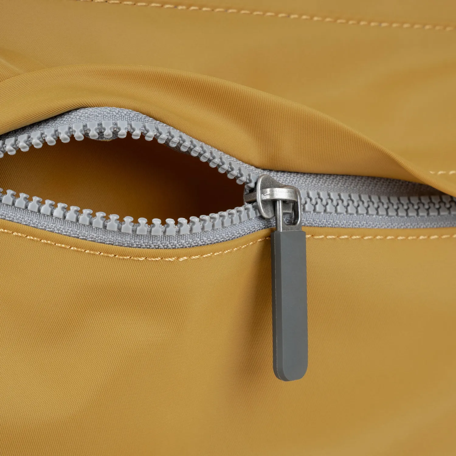 Roka London Trafalgar Medium totetaske Corn gul 19,5 liter