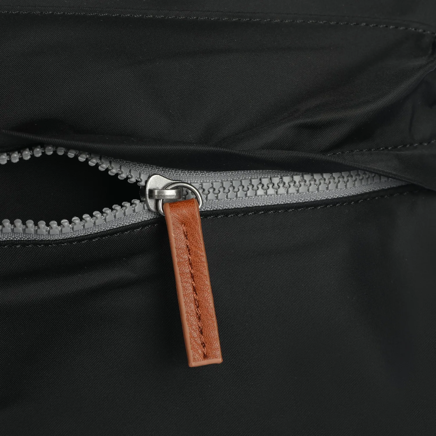 Roka London Kennington Medium crossbodytaske sort